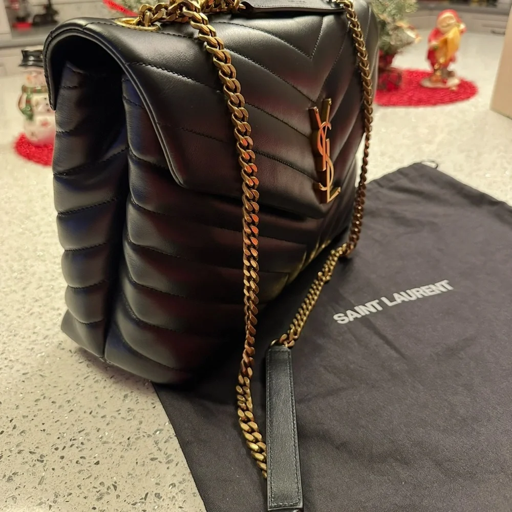 Saint Laurent LOULOU medium quilted leather.
Black Chevron with Gold Chain - Picture 3 of 7